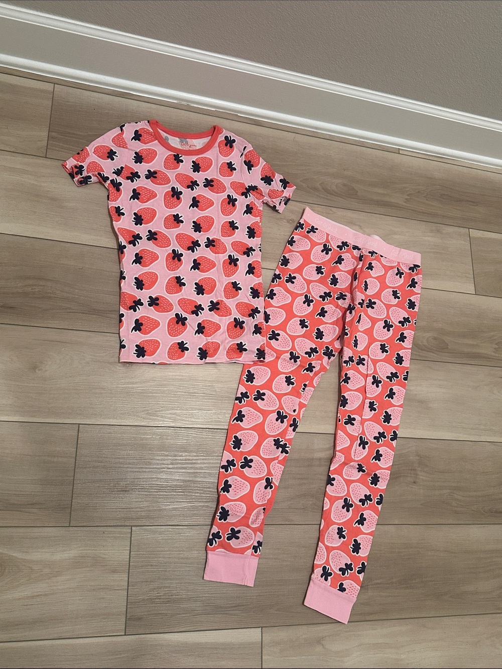 EUC Girls Pink Strawberry-Print 2 PC Size 14 Pj Pajama Set